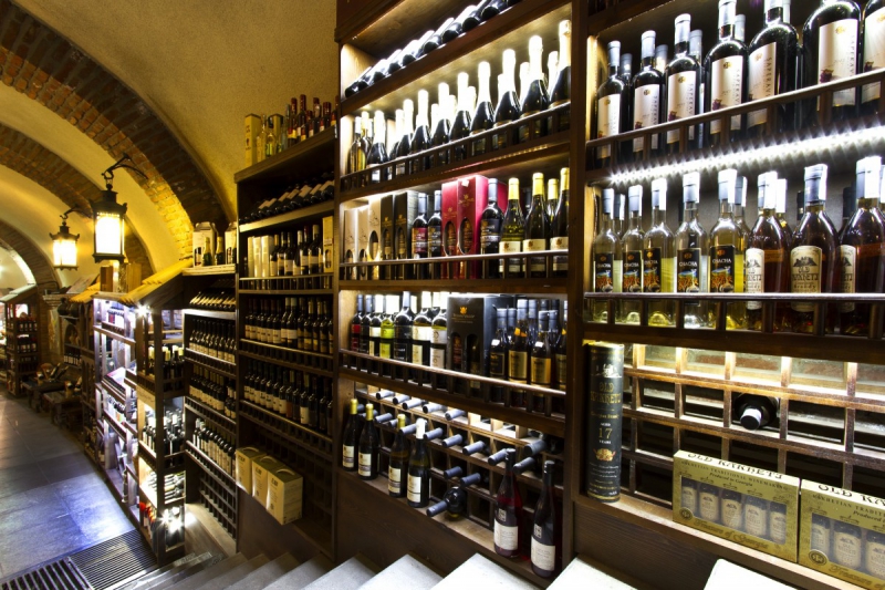 boutique-LA BRIGUE-min_world_street_travel_shop_canon_georgia_wine_bottles-429767